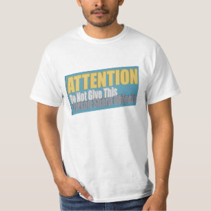 ACHTUNG Geben Sie dieser Person keine scharfen Geg T-Shirt