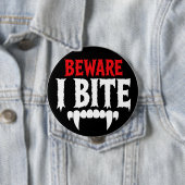 Achtung, ich beiße lustiger Vampir Halloween Button (Beispiel)