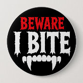 Achtung, ich beiße lustiger Vampir Halloween Button (Vorderseite)