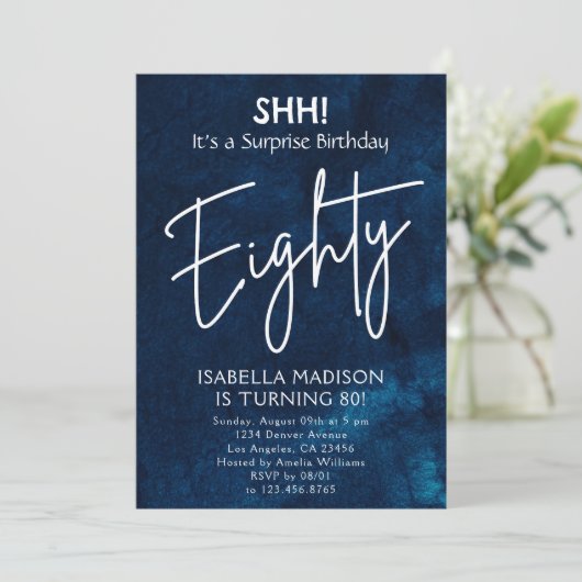 achtzig | Navy Blue 80th Birthday Surprise Party Einladung (Stehend Vorderseite)