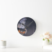 Achtzigerjahre Retro Kassetten-Bänder und Runde Wanduhr (Zuhause)