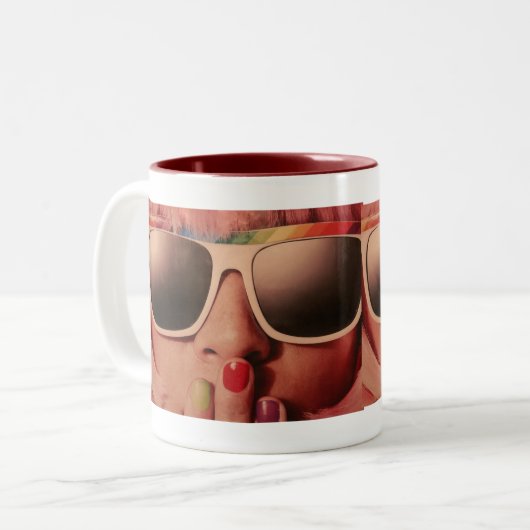 Achtziges Retro-Modemädchen Zweifarbige Tasse (Vorderseite Links)