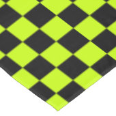 Acid green black checkerboard pattern tischdecke (Schrägansicht)