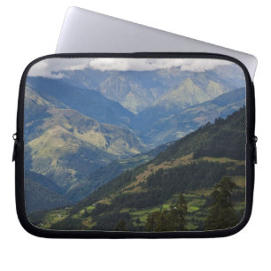 Ackerland und Dorf im Himalaja Laptopschutzhülle