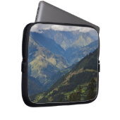 Ackerland und Dorf im Himalaya Laptopschutzhülle (Vorne Rechts)