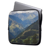 Ackerland und Dorf im Himalaya Laptopschutzhülle (Vorderseite Links)