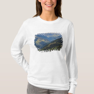 Ackerland und Dorf im Himalaya T-Shirt