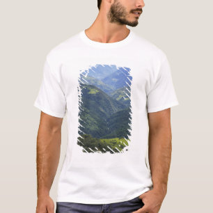 Ackerland und Himalaya-Wald im Mangdue-Tal T-Shirt
