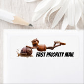 Acorn elf auf einem Schnell-Prioritätslabel (Insitu)