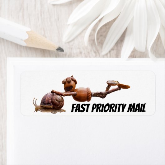 Acorn elf auf einem Schnell-Prioritätslabel (Insitu)