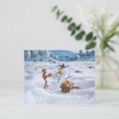 Acorn elf gibt dem Schneemann ein Geschenk - Weihn Postkarte (Stehend Vorderseite)