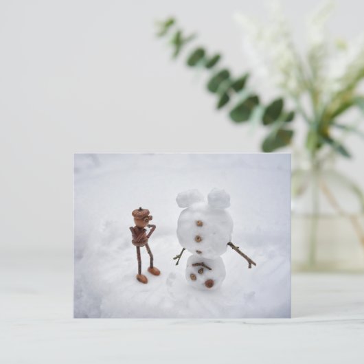 Acorn Elf macht einen Schneemann Winterpostkarte Postkarte (Stehend Vorderseite)