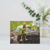 Acorn elf Mädchen mit Blume Postkarte (Stehend Vorderseite)