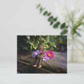 Acorn elf Mädchen mit Blume Postkarte (Stehend Vorderseite)