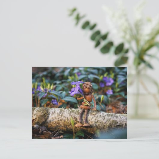Acorn elf Mädchen mit Blume Postkarte (Stehend Vorderseite)