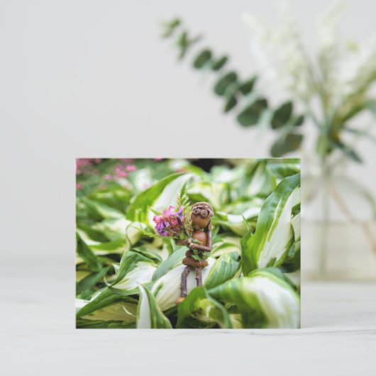 Acorn elf Mädchen mit Blume Postkarte (Stehend Vorderseite)