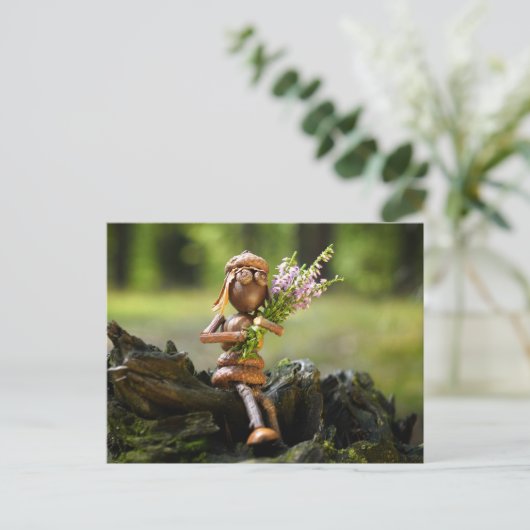 Acorn elf Mädchen mit Blume Postkarte (Stehend Vorderseite)
