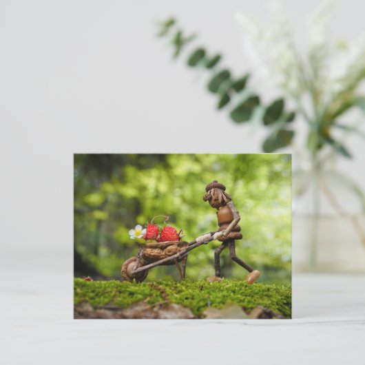 Acorn elf Mädchen mit Erdbeeren Postkarte (Stehend Vorderseite)