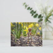 Acorn elf mit dicken Blume Frühling Postkarte (Stehend Vorderseite)