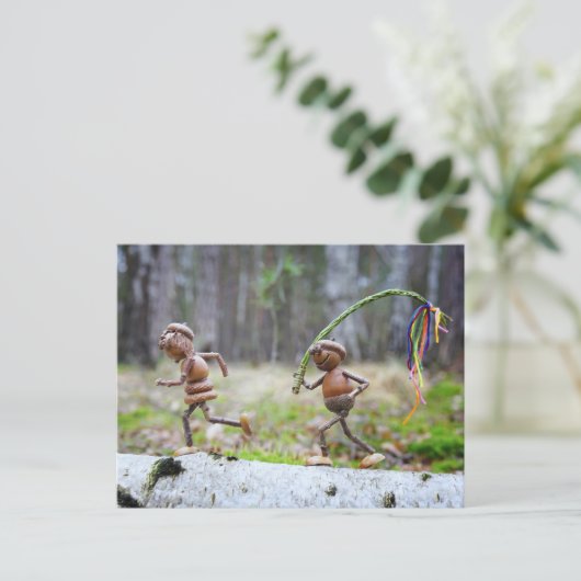 Acorn elf mit Osterstift Ostern Postkarte (Stehend Vorderseite)