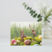 Acorn elf mit Osterstift Ostern Postkarte (Stehend Vorderseite)