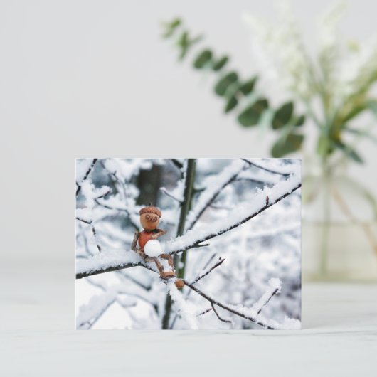 Acorn Elf mit Schneeball - Winterpostkarte Postkarte (Stehend Vorderseite)