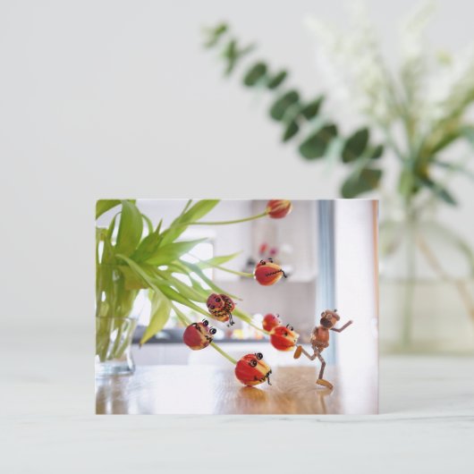 Acorn Elf mit Tulpendrachenpostkarte Postkarte (Stehend Vorderseite)