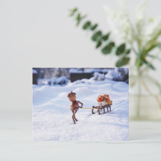 Acorn Elf mit Weihnachtsgeschenken auf Schlitten Postkarte (Stehend Vorderseite)