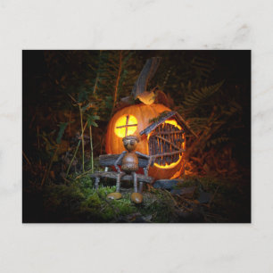 Acorn elf sitzt vor dem Kürbishaus Postkarte