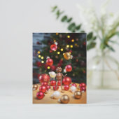 Acorn Elf spielt mit Weihnachtsdekorationen Postkarte (Stehend Vorderseite)
