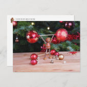 Acorn Elf spielt mit Weihnachtsdekorationen Postkarte (Vorne/Hinten)