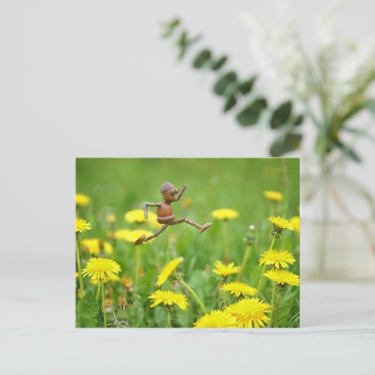 Acorn Elf springt auf der Wiese auf Lüstern Postkarte (Stehend Vorderseite)