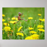Acorn Elf springt auf Leuchten auf der Wiese Post