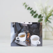 Acorn elf trinkt Kaffee aus der Kaffeemaschine Postkarte (Stehend Vorderseite)