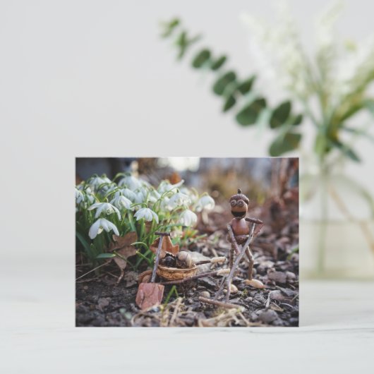 Acorn-Elfengärtner mit Schneeflocke-Blume Postkarte (Stehend Vorderseite)