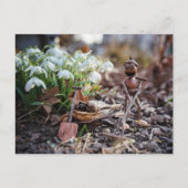 Acorn-Elfengärtner mit Schneeflocke-Blume Postkarte (Vorderseite)