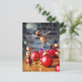 Acorn Elves Balancieren auf Weihnachtskugel- Weihn Postkarte (Stehend Vorderseite)