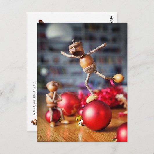 Acorn Elves Balancieren auf Weihnachtskugel- Weihn Postkarte (Vorne/Hinten)