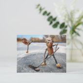 Acorn Elves spielen auf der Eiswinterkarte Postkarte (Stehend Vorderseite)