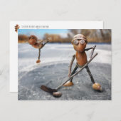 Acorn Elves spielen auf der Eiswinterkarte Postkarte (Vorne/Hinten)