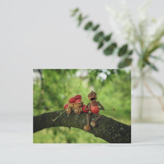 Acornelf frisst Kirschen im Baumsommer Postkarte (Stehend Vorderseite)