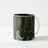 acoustic bass electric guitar gift zweifarbige tasse (VorderseiteRechts)