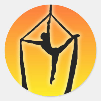 Acrobatapillar auf Sonnenuntergang Runder Aufkleber
