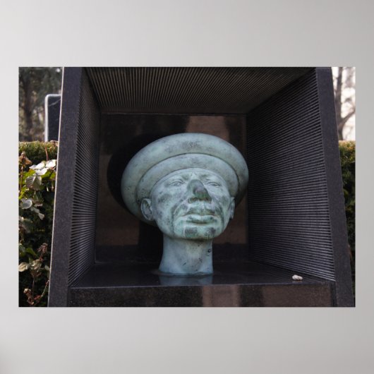 Adam - Skulptur am Rudolf Hausner Grab Poster (Vorne)