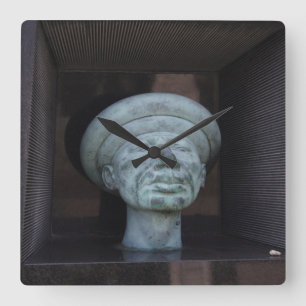 Adam - Skulptur am Rudolf Hausner Grab Quadratische Wanduhr