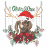 ADD NAME - Adorable Christmas Boer Kid Aufkleber<br><div class="desc">Niedliche Boer Ziege mit ihrer Weihnachtsmannmütze und Anbetern mit rot und grün gestreiften Weihnachtsschmuck,  umgeben von einem Urlaubskrez aus roten Poinsettien ,  Kiefernzapfen,  Grün und einem großen roten Bogen. Fügen Sie Ihren eigenen Text hinzu. © goatlady GetYerGoat™ Original</div>