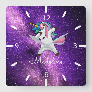ADD YOUR NAME/Purple Space Dabbing Unicorn Quadratische Wanduhr