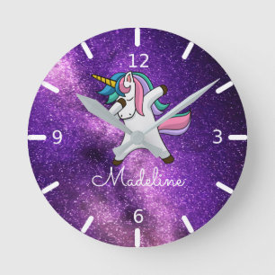 ADD YOUR NAME/Purple Space Dabbing Unicorn Square Runde Wanduhr