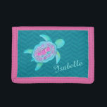 Addieren aquamarine rosa Schildkröte des Trifold Geldbörse<br><div class="desc">Niedliche wunderliche Schildkrötekunstgeldbörse für Kinder fertigen mit Ihrer eigenen Wahl des Namens besonders an. Dieses Beispiel liest Isabella. Niedliche kleine Geldbörse oder Geldbeutel für Kinder die Schildkröten das Meer und die Seegeschöpfe. Vervollkommnen Sie für Eltern der Strandliebhaber, -schwimmens und -tauchens. Eine große Geschenkidee für das Tauchen und das Schwimmen der...</div>