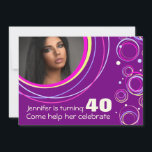 Addieren Sie Ihr Foto, das funky 40. Geburtstag Einladung<br><div class="desc">Helles lila Kreisdoppeltes versah Entwurfseinladung mit Seiten. Funky Kreisentwurfseinladung addieren das Foto Ihres eigenen Geburtstagsmädchens und fertigen mit Ihren eigenen Details besonders an. Einzigartiger Entwurf durch Sarah Trett.</div>